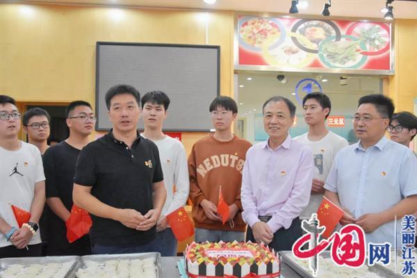点击图片翻到下一页>> 淮阴工学院电信学院党委:特别的爱送给特别的你