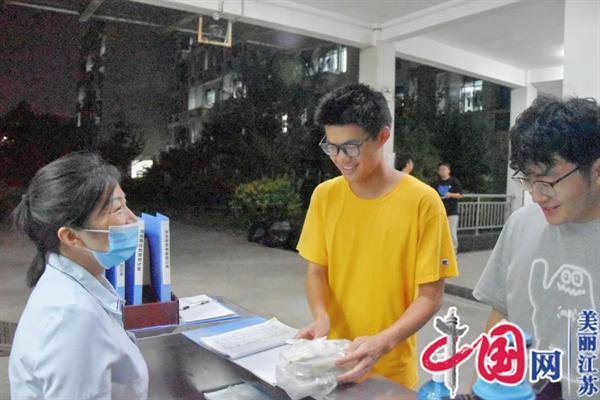 点击图片翻到下一页>> 淮阴工学院电信学院党委:特别的爱送给特别的你
