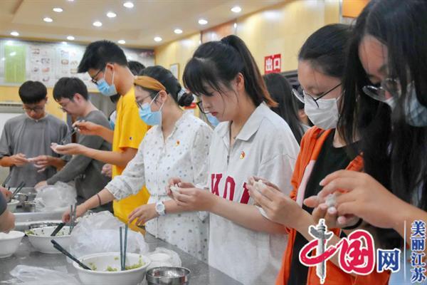 点击图片翻到下一页>> 淮阴工学院电信学院党委:特别的爱送给特别的你